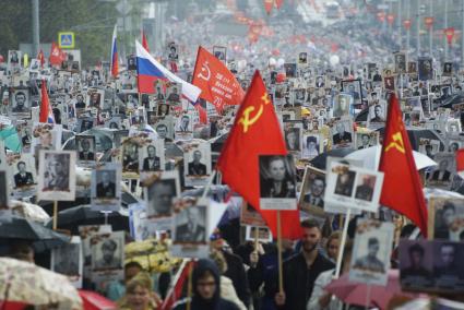 Екатеринбург. День Победы. Парад в честь 74-й годовщины победы в Великой Отечественной войны. Шествие колонны \'Бессмертный полк\'