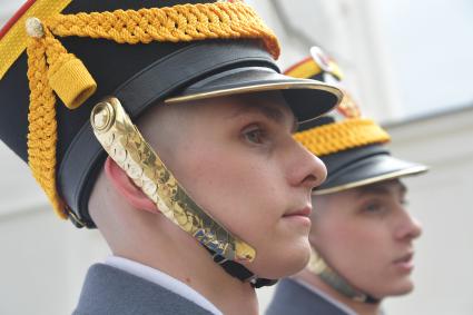 Москва. Военнослужащие Президентского полка во время церемонии развода пеших и конных караулов на Соборной площади Московского Кремля.