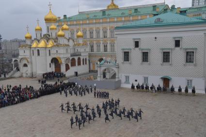 Москва. Военнослужащие Президентского полка во время церемонии развода пеших и конных караулов на Соборной площади Московского Кремля.