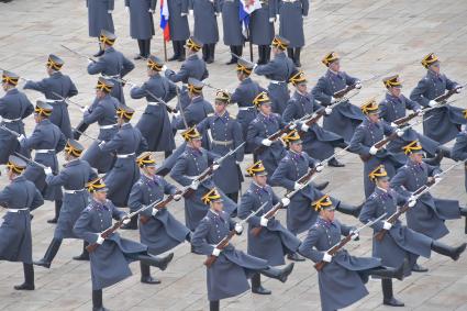 Москва. Военнослужащие Президентского полка во время церемонии развода пеших и конных караулов на Соборной площади Московского Кремля.