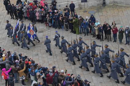 Москва. Военнослужащие Президентского полка во время церемонии развода пеших и конных караулов на Соборной площади Московского Кремля.