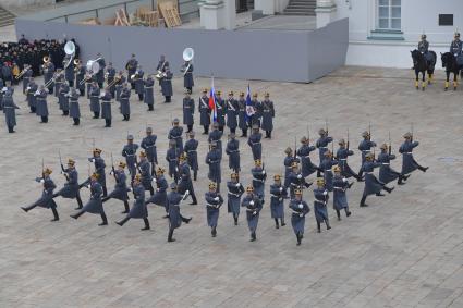 Москва. Военнослужащие Президентского полка во время церемонии развода пеших и конных караулов на Соборной площади Московского Кремля.