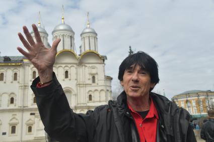 Москва. Лидер группы ApAce, композитор и музыкант Дидье Маруани (слева) во время церемонии развода пеших и конных караулов на Соборной площади Московского Кремля.