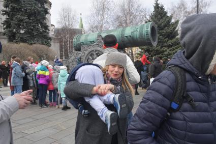 Москва. Посетители во время  церемонии развода пеших и конных караулов на Соборной площади Московского Кремля.