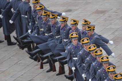 Москва. Военнослужащие Президентского полка во время церемонии развода пеших и конных караулов на Соборной площади Московского Кремля.