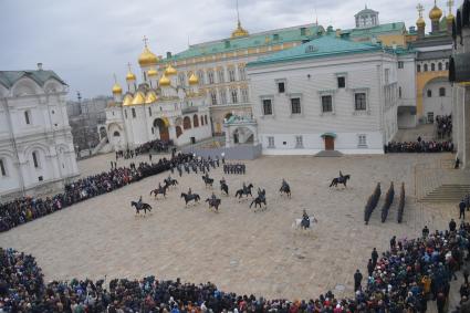 Москва. Военнослужащие Президентского полка во время церемонии развода пеших и конных караулов на Соборной площади Московского Кремля.