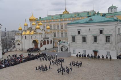 Москва. Военнослужащие Президентского полка во время церемонии развода пеших и конных караулов на Соборной площади Московского Кремля.