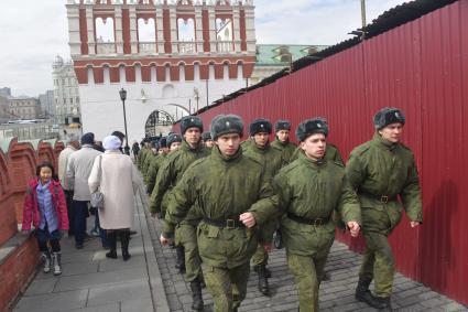 Москва. Военнослужащие на Троицком мосту Московского Кремля.