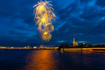 Санкт-Петербург. Праздничный салют, посвященный 74-й годовщине Победы в Великой Отечественной войне.