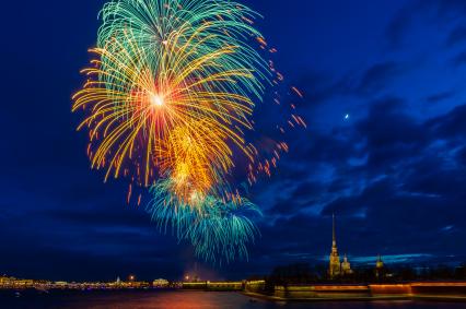 Санкт-Петербург. Праздничный салют, посвященный 74-й годовщине Победы в Великой Отечественной войне.