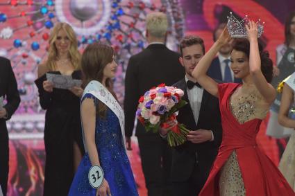 Москва. Победительница национального конкурса красоты `Мисс Россия 2019`Алина Санько и победительница национального конкурса красоты `Мисс Россия 2018` Юлия Полячихина (слева направо) во время церемонии награждения на финальном шоу в концертном зале `Барвиха Luxury Village`.