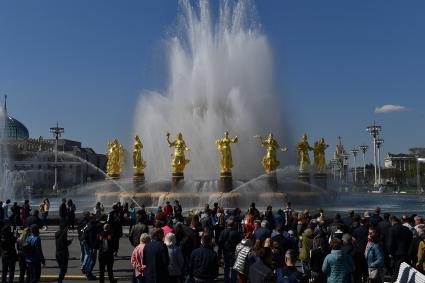 Москва.  Фонтан `Дружба народов` во время  церемонии запуска на ВДНХ.