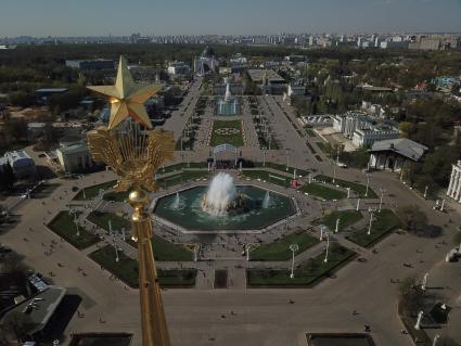 Москва. Вид на фонтан `Дружба народов` после церемонии запуска на ВДНХ.