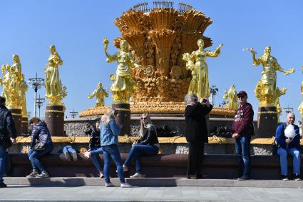 Москва. Посетители на церемонии запуска фонтана `Дружба народов` на ВДНХ.