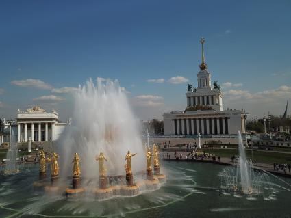 Москва.  Вид на фонтан `Дружба народов` и  павильон #1 `Центральный` (справа)  на ВДНХ.