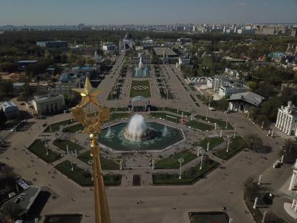 Москва.  Фонтан `Дружба народов` после церемонии запуска на ВДНХ.