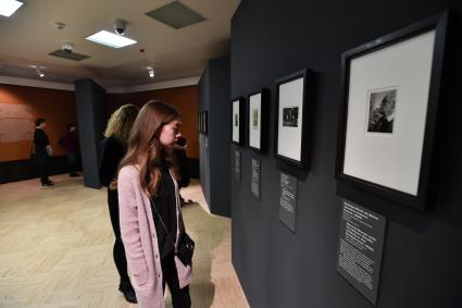 Москва. Посетители на выставке `Эдвард Мунк`в Инженерном корпусе Третьяковской галереи.