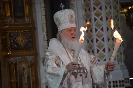 Москва.  Патриарх Московский и всея Руси Кирилл  во время передачи Благодатного огня во время праздничного пасхального богослужения в храме Христа Спасителя.