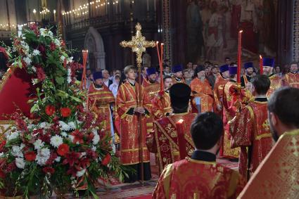 Москва.  Священнослужители во время праздничного пасхального богослужения в храме Христа Спасителя.