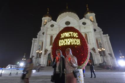 Москва. Храм Христа Спасителя перед началом праздничного пасхального богослужения.