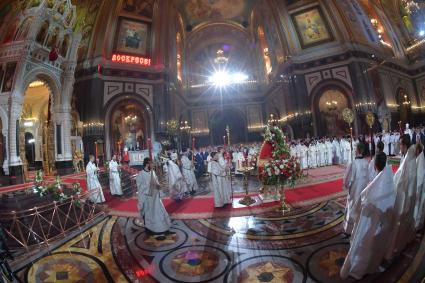 Москва.  Священнослужители во время праздничного пасхального богослужения в храме Христа Спасителя.