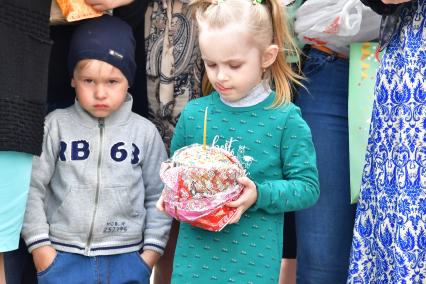 Москва. Освящение пасхальных куличей и яиц в Великую субботу.