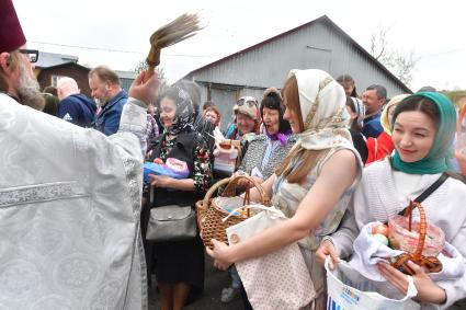 Москва. Освящение пасхальных куличей и яиц в Великую субботу.