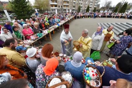 Москва. Освящение пасхальных куличей и яиц в Великую субботу.