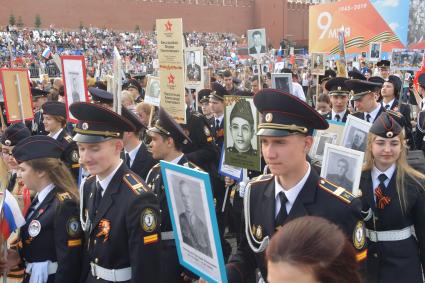 Москва.  Участники  акции памяти `Бессмертный полк` на Красной площади во время шествия в День Победы.