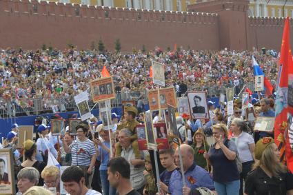 Москва.  Участники  акции памяти `Бессмертный полк` на Красной площади во время шествия в День Победы.