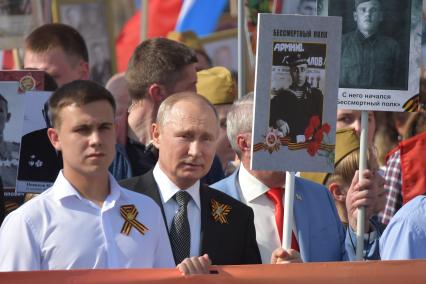 Москва. Президент России Владимир Путин (в центре) во время акции памяти `Бессмертный полк` в День Победы.