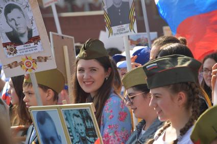 Москва.  Участники  акции памяти `Бессмертный полк` на Красной площади во время шествия в День Победы.