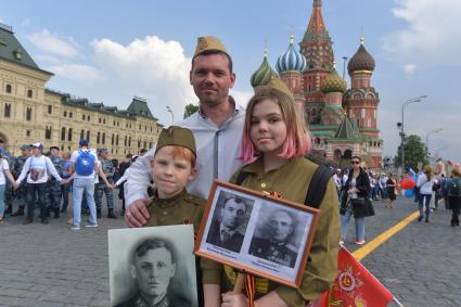 Москва.  Участники  акции памяти `Бессмертный полк` на Красной площади во время шествия в День Победы.