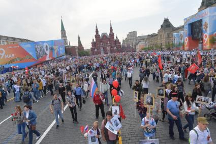 Москва.  Участники  акции памяти `Бессмертный полк` на Красной площади во время шествия в День Победы.