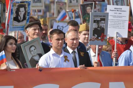 Москва.  Президент России Владимир Путин (четвертый слева) и актер Василий Лановой  (второй слева) во время акции памяти `Бессмертный полк` в День Победы.