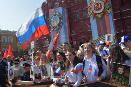 Москва. Участники акции памяти `Бессмертный полк` на Красной площади во время шествия в День Победы.