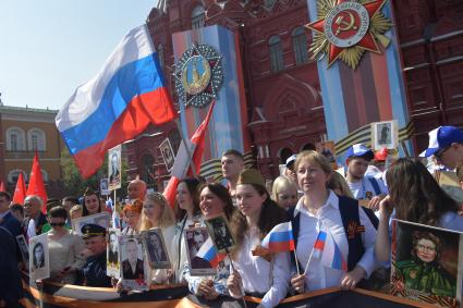 Москва.  Участники  акции памяти `Бессмертный полк` на Красной площади во время шествия в День Победы.