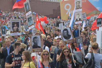 Москва.  Участники  акции памяти `Бессмертный полк` на Красной площади во время шествия в День Победы.