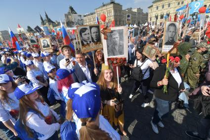 Москва.  Участники  акции памяти `Бессмертный полк` на Красной площади во время шествия в День Победы.