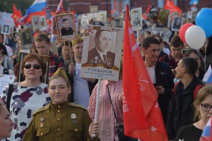 Москва.  Участники  акции памяти `Бессмертный полк` на Красной площади во время шествия в День Победы.