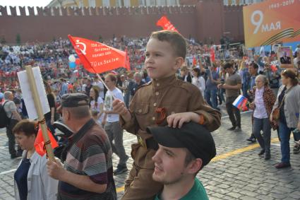 Москва.  Участники  акции памяти `Бессмертный полк` на Красной площади во время шествия в День Победы.