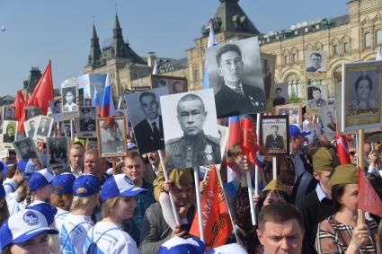 Москва.  Участники  акции памяти `Бессмертный полк` на Красной площади во время шествия в День Победы.