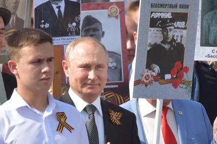 Москва. Президент России Владимир Путин (в центре) во время акции памяти `Бессмертный полк` в День Победы.