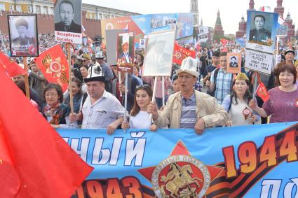 Москва.  Участники  акции памяти `Бессмертный полк` на Красной площади во время шествия в День Победы.