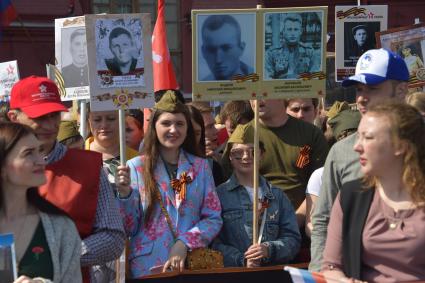 Москва.  Участники  акции памяти `Бессмертный полк` на Красной площади во время шествия в День Победы.