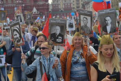 Москва.  Участники  акции памяти `Бессмертный полк` на Красной площади во время шествия в День Победы.