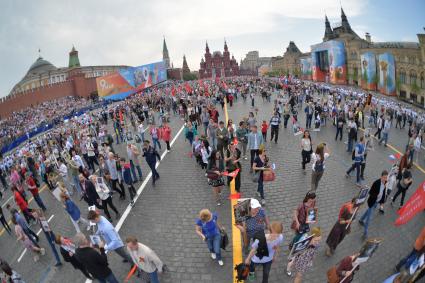 Москва.  Участники  акции памяти `Бессмертный полк` на Красной площади во время шествия в День Победы.