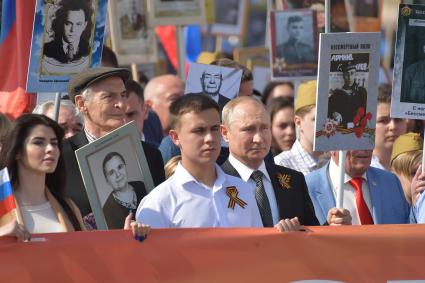 Москва.  Президент России Владимир Путин (четвертый слева) и актер Василий Лановой  (второй слева) во время акции памяти `Бессмертный полк` в День Победы.