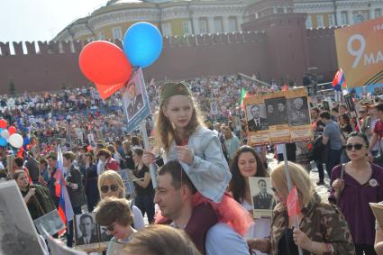 Москва.  Участники  акции памяти `Бессмертный полк` на Красной площади во время шествия в День Победы.