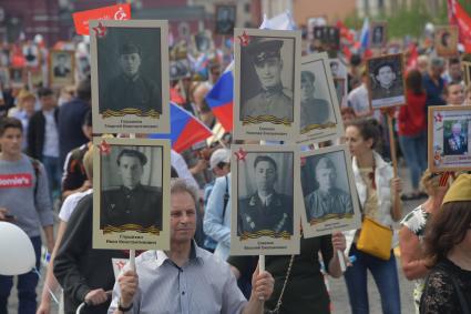 Москва.  Участники  акции памяти `Бессмертный полк` на Красной площади во время шествия в День Победы.